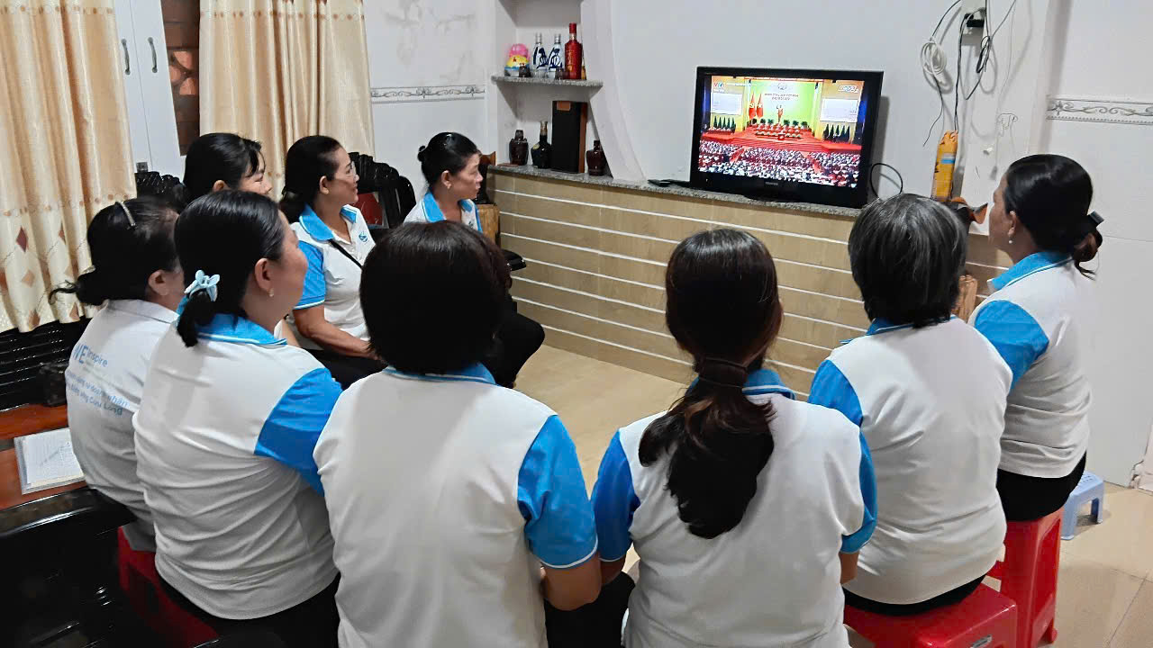 Cán bộ, hội viên Phụ nữ xã Tập Sơn theo dõi khai mạc Đại hội đại biểu toàn quốc lần thứ XIV của Đảng
