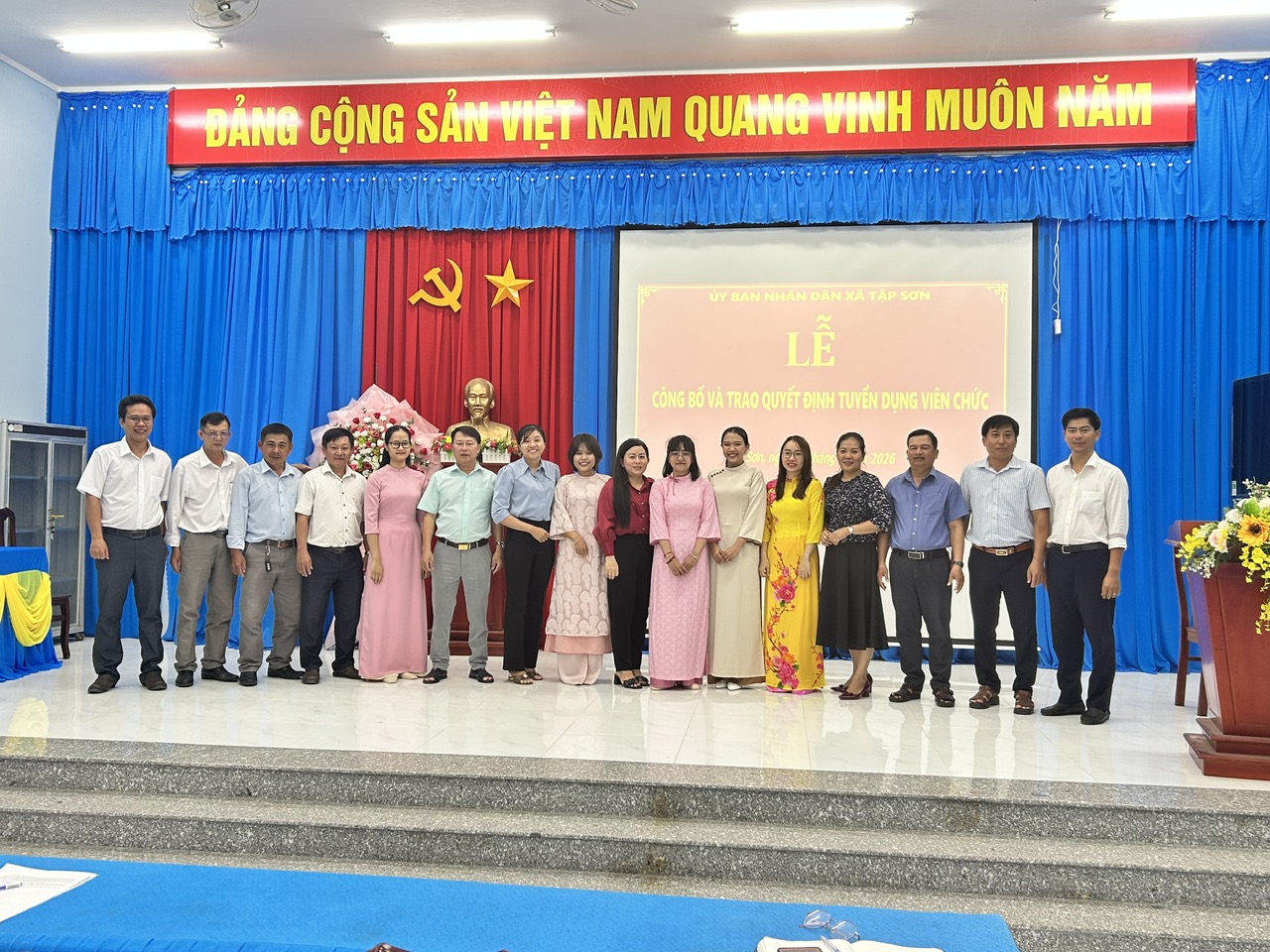 UBND xã Tập Sơn tổ chức Lễ công bố và trao quyết định tuyển dụng viên chức giáo dục năm học 2025-2026