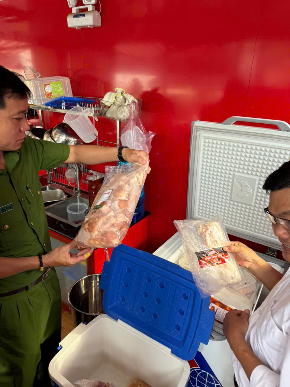 Ban Chỉ đạo liên ngành về vệ sinh an toàn thực phẩm xã Tập Sơn ngày đầu ra quân kiểm tra